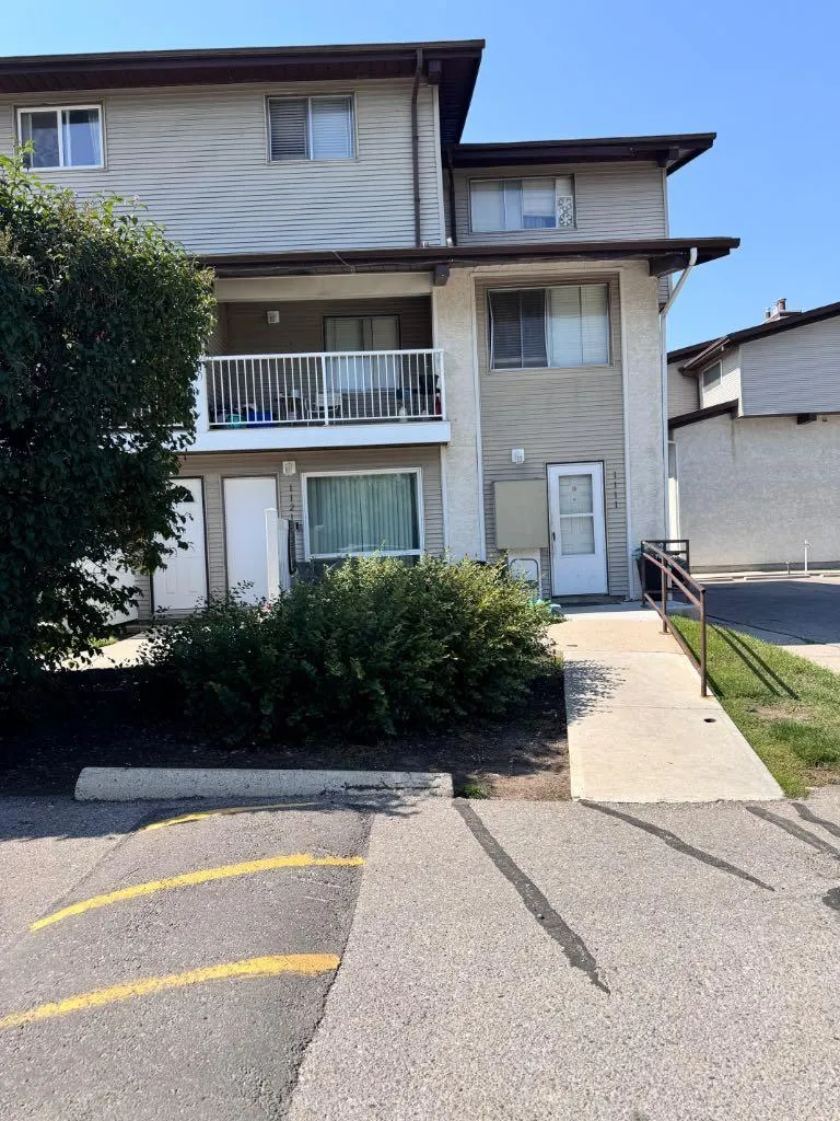 1111, 200 BROOKPARK Drive SW, Calgary - photo 1