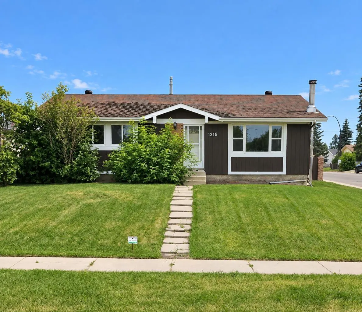 1219 68 Street NE, Calgary - photo 1