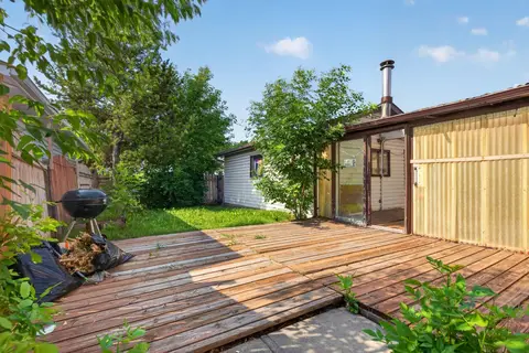 319 Rundlelawn Road NE photo 3