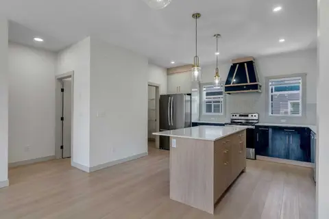 414 Corner Meadows Square NE photo 9