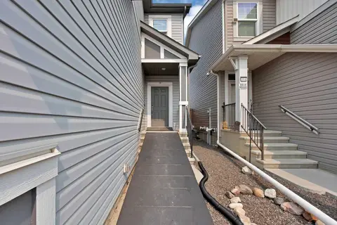 256 Auburn Glen Close SE photo 3