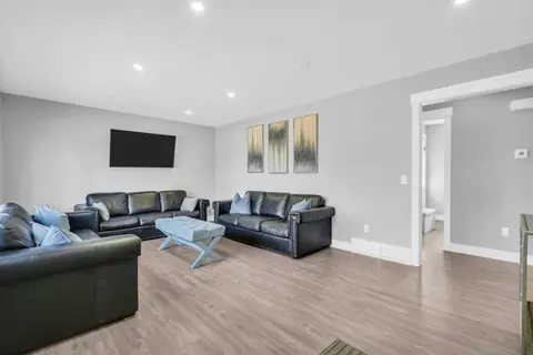 2046 33 Street SE photo 10