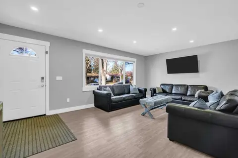 2046 33 Street SE photo 12
