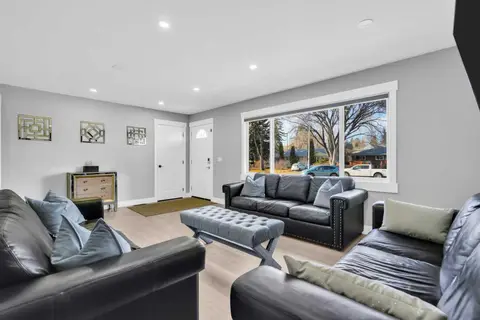 2046 33 Street SE photo 13