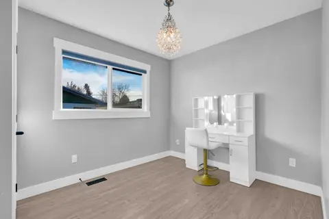 2046 33 Street SE photo 19