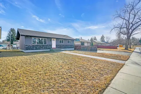 2046 33 Street SE photo 2