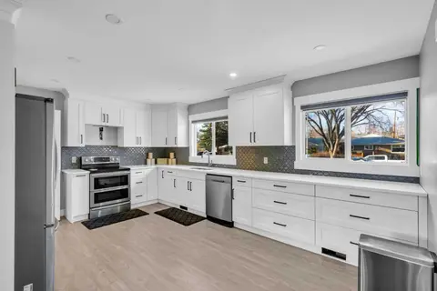 2046 33 Street SE photo 21