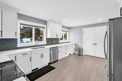 2046 33 Street SE photo 23