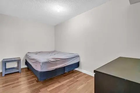 2046 33 Street SE photo 29