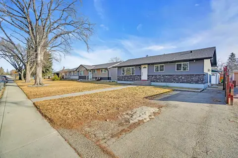2046 33 Street SE photo 3