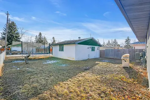 2046 33 Street SE photo 4