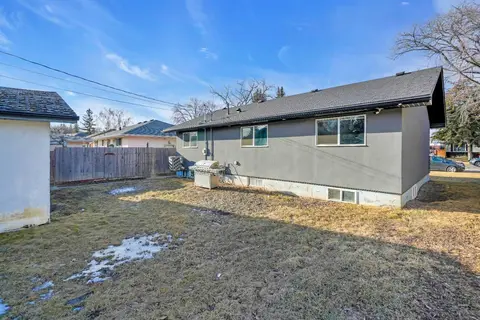 2046 33 Street SE photo 7