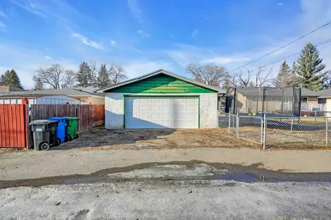 2046 33 Street SE photo 8