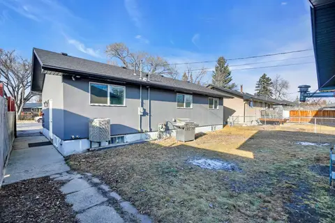 2046 33 Street SE photo 9