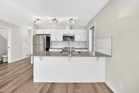 428 Cranbrook Square SE photo 3