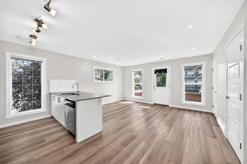 428 Cranbrook Square SE photo 5