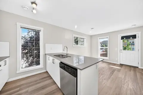 428 Cranbrook Square SE photo 9