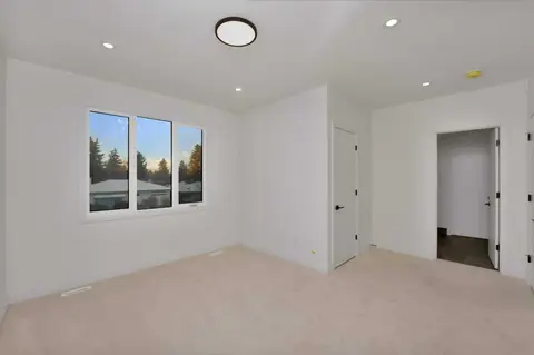 3511 34 Avenue SW photo 37