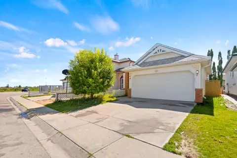 139 Los Alamos Place NE photo 2