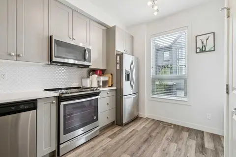108, 11 Evanscrest Mews NW photo 5