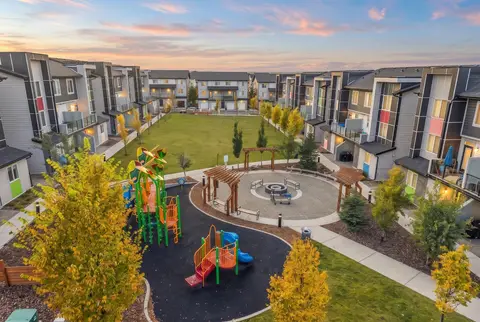 202, 135 Redstone Walk NE photo 17