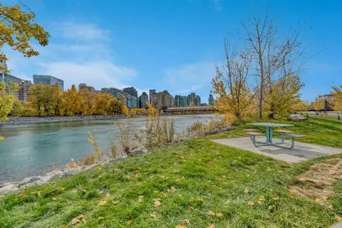 202, 814 Memorial Drive NW photo 31