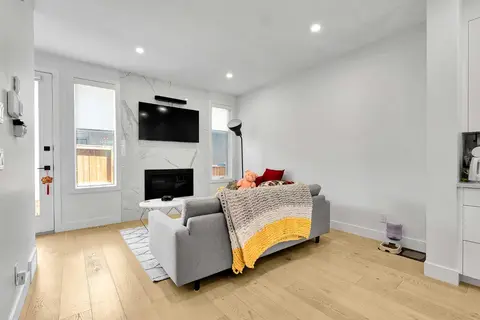 2106 6 Street NW photo 11