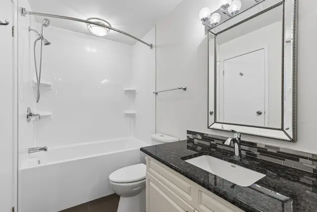 4-piece bathroom - #226, 723 57 Avenue SW
